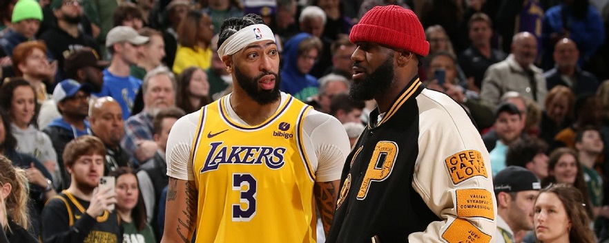 La gorra roja de LeBron James trae buena suerte
